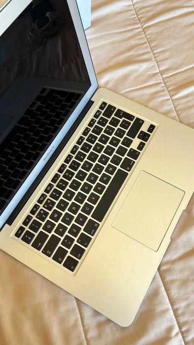 MacBook Air 13” (2010) – Core i5, 1.6GHz, 8GB RAM, 128GB