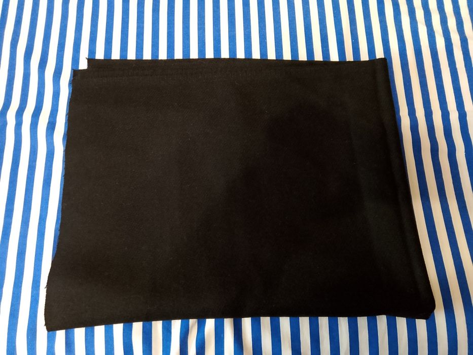 Отрез шерстяной чёрной ткани