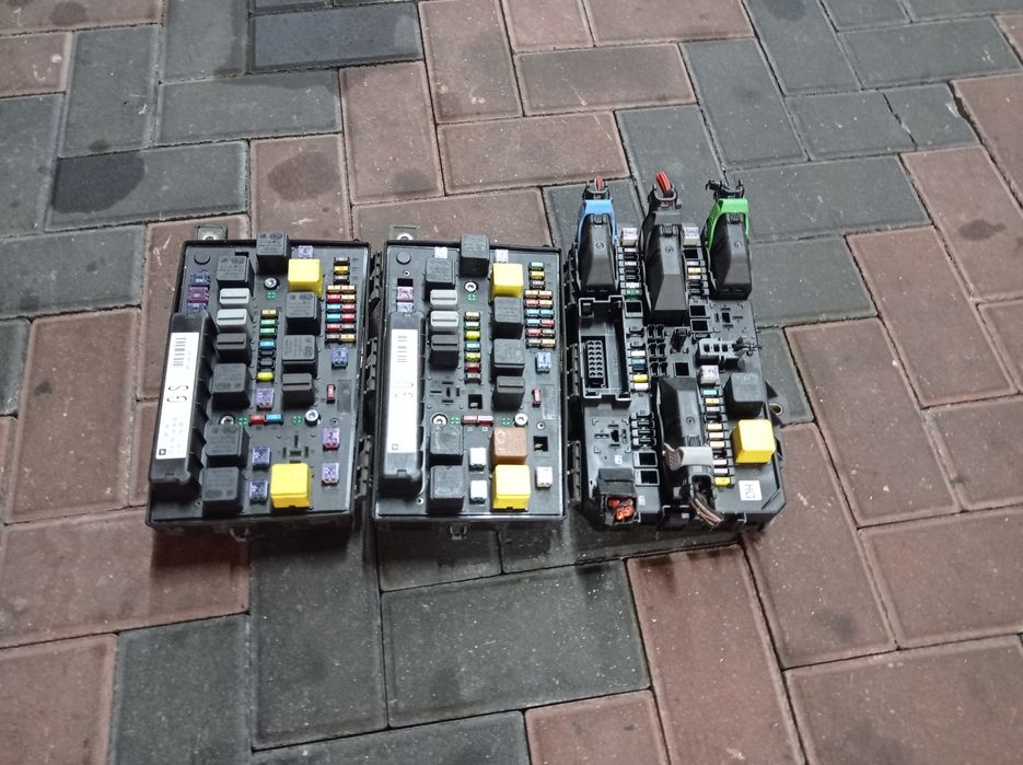 Блок предохранителей в моторном отсеке на OPEL ASTRA H Опель астра аш