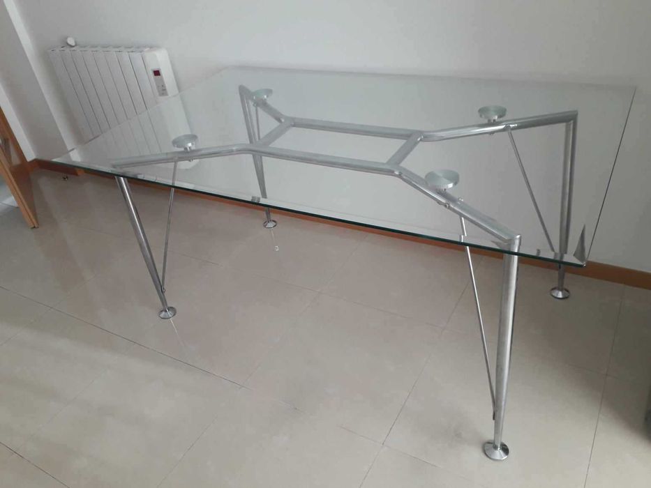 Mesa de jantar com tampo de vidro