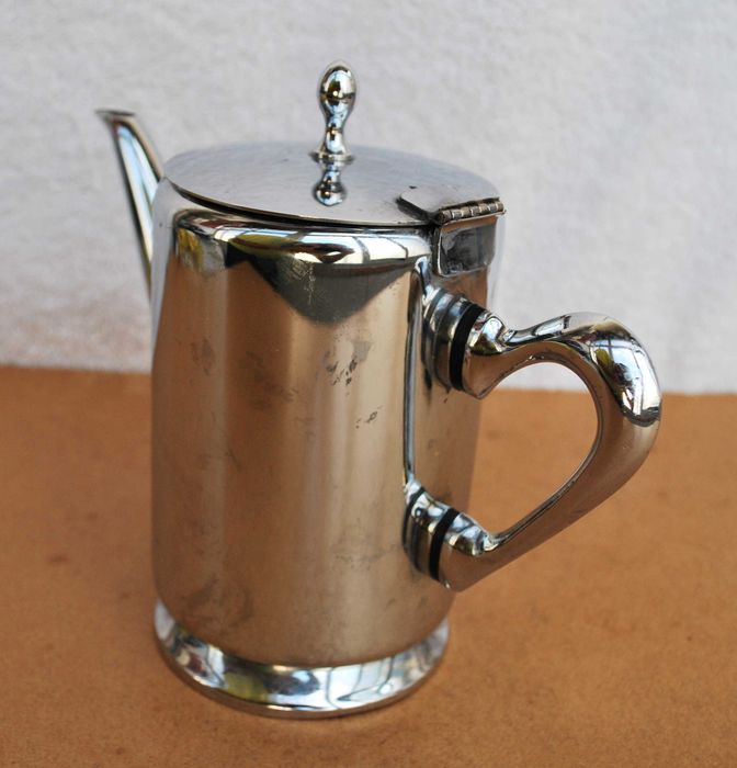 Bule metálico com 14 cms