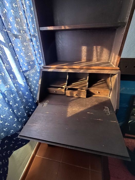 Escrivaninha em mogno para escritório, quarto ou onde se adequar.
