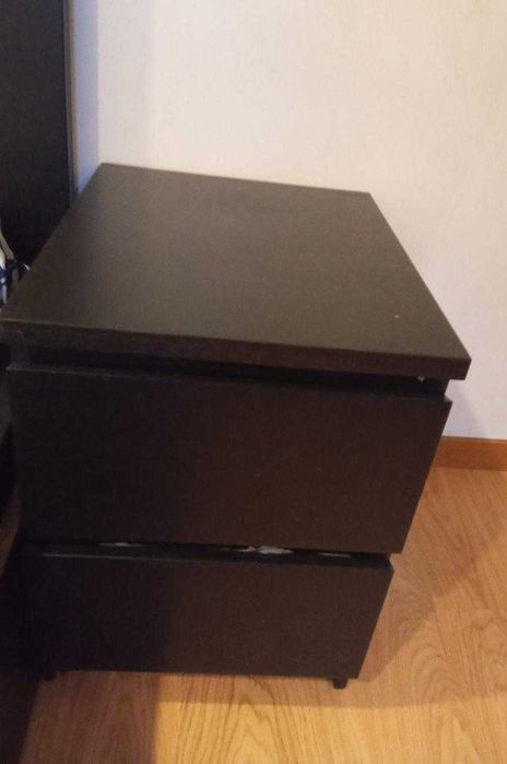 Cama e colchões, juntamente com baú de arrumação e gaveta lateral