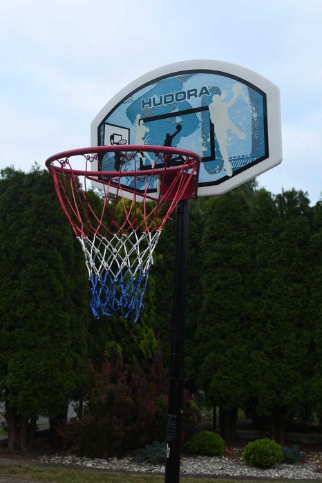 mobilny kosz do koszykówki marki Hudora, kółka