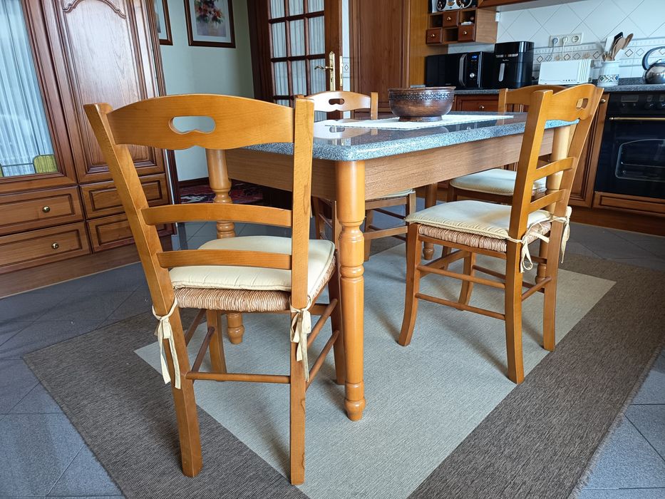 Mesa cozinha+4 cadeiras e 2 bancos