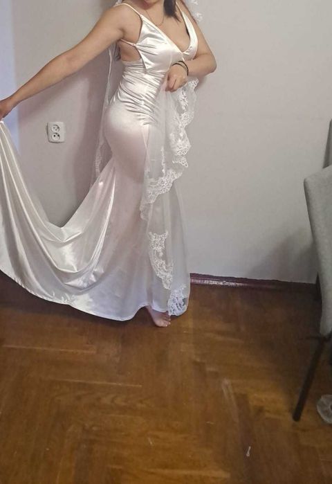 Весільна сукня, атласна, розмір S.