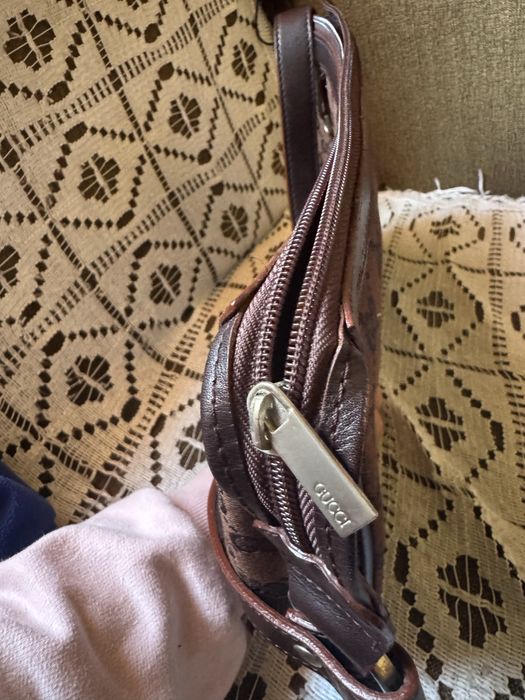 Bolsa de ombro castanha padrão GG