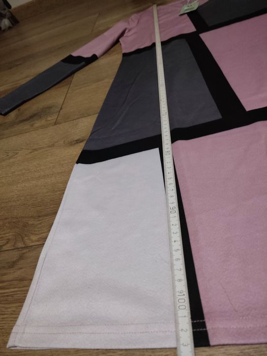 Sukienka z długim rękawem.