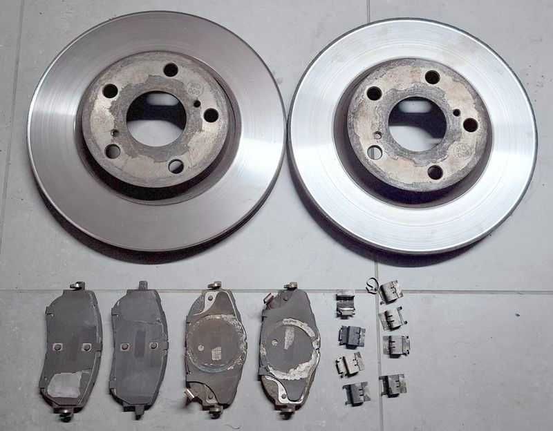 Tarcze Hamulcowe + klocki(przód)- Toyota Auris Hybryda 2016, używane