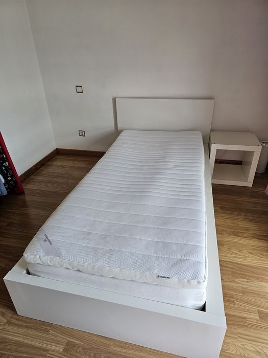 Cama individual+estrado+colchão+ sobrecolchão e oferta cubo mesinha