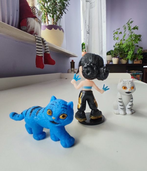 K-pop Demon Hunters - zestaw 3 figurek Zoey i tygrys Derpy.