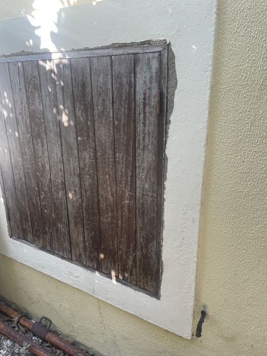 Vendo quatro janelas com portadas em madeira