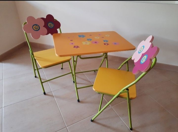 Mesa e cadeiras para criança