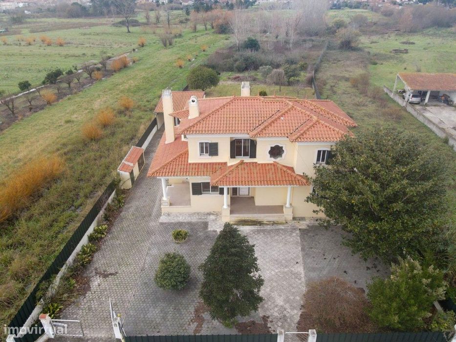 Moradia T5 - C/ terreno - Excelente estado