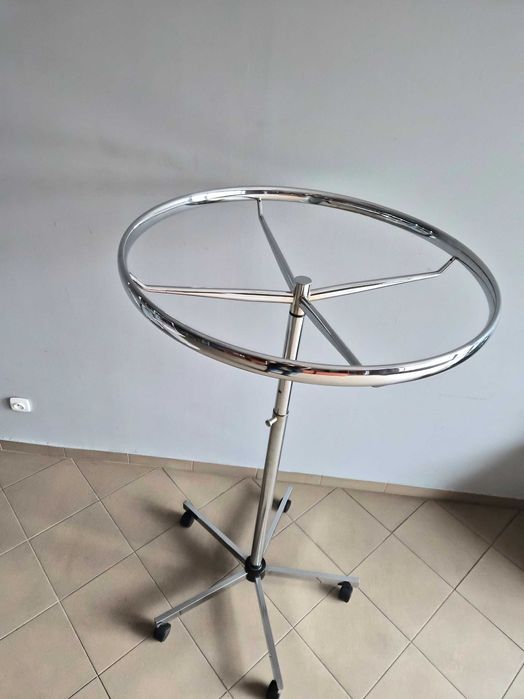 Stojak obrotowy na odzież.