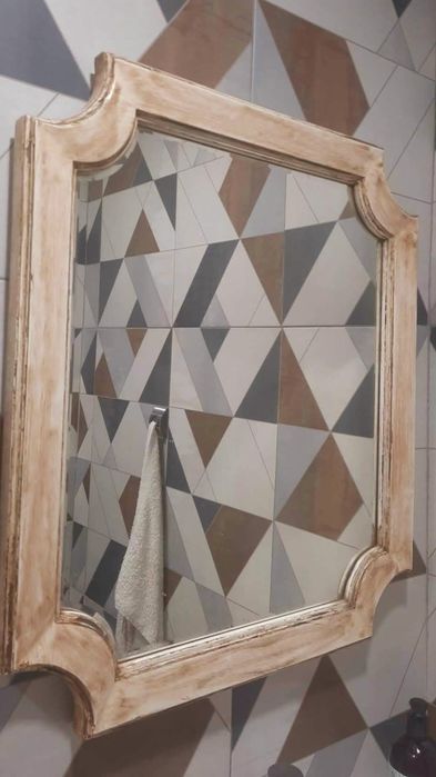 Móvel rústico com espelho com muita arrumação