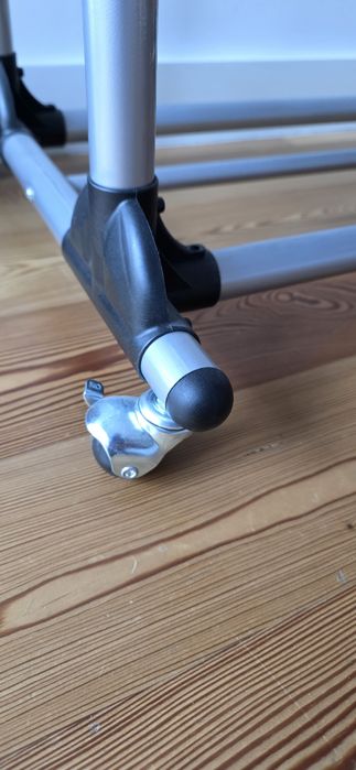 Charriot para roupas e arrumação