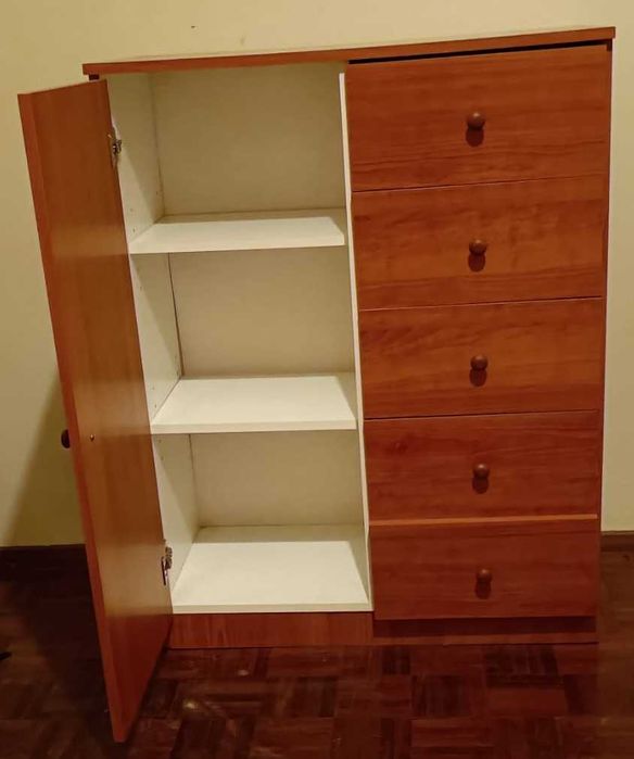 Móvel de arrumos - gavetas e porta