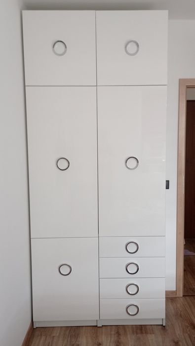 Szafa i szafka nocna do sypialni, fronty lakierowane