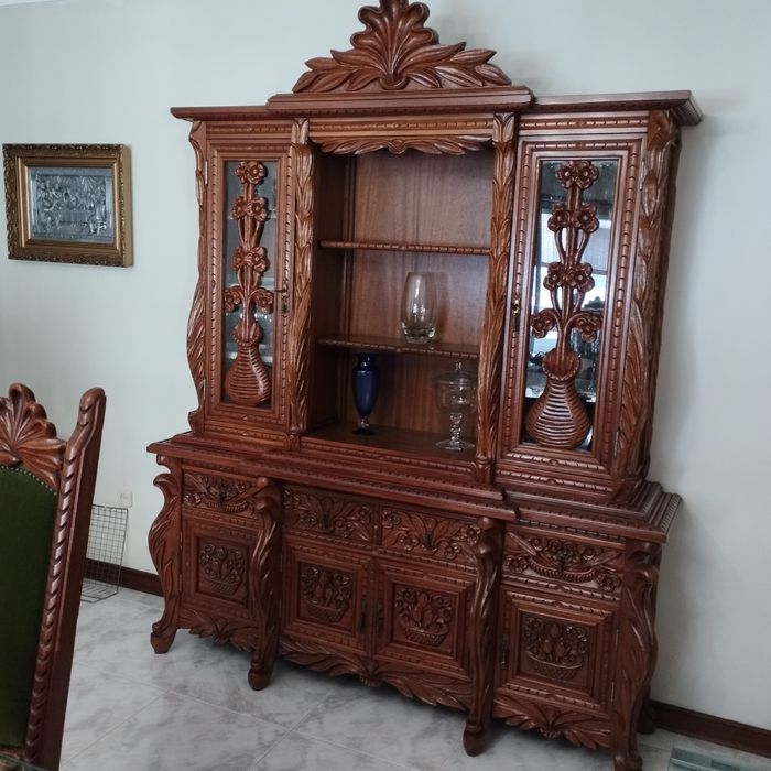 Louceiro/Cristaleira em madeira maciça trabalhada