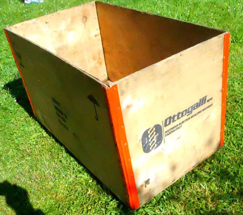 Skrzynia drewniana  93x52 z z metalowymi okuciami narożnymi  Ottogalli