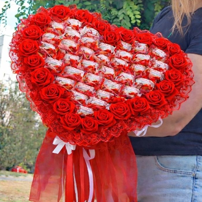 Червоні букети із цукерками Rafaello, різні розміри букет из конфет