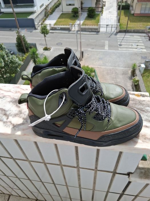 Jordan Retro 4, verde e preta