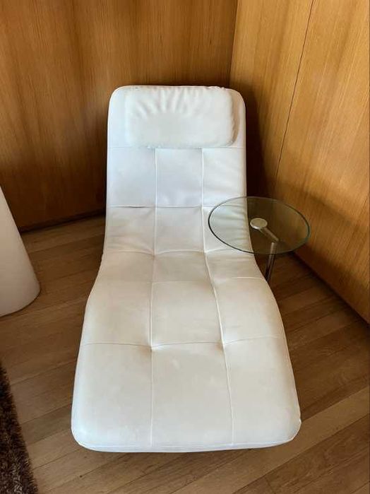 Chaise Longue Relax Italiana Pele Branca c/ Mesa Vidro