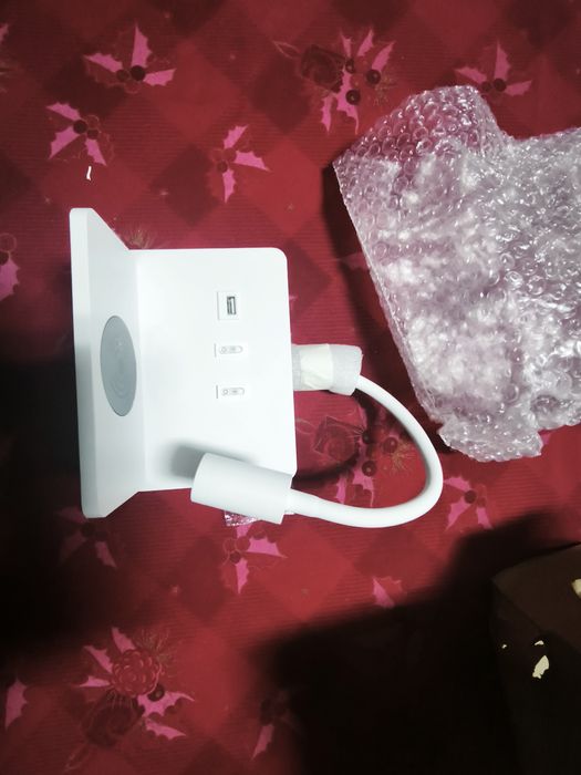 Candeeiro com luz led flexível e tomada USB e carregador indução
