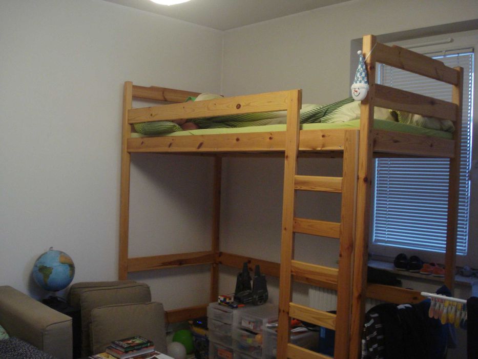 Łóżeczko dziecięce na antresoli drewniane z drabinką