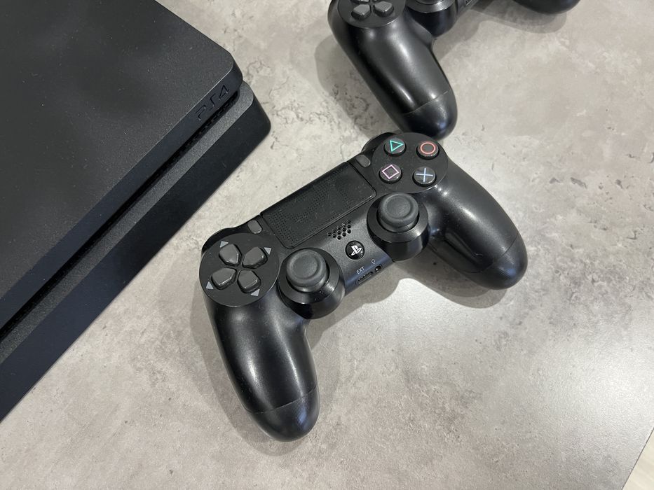 PS4 Slim 1TB 2 джойстика
