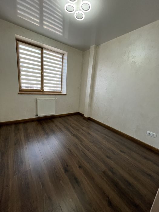 Продається квартира з великою кухнею 30м.,в ЖК закритого типу, з ремонтом,частково меблі.
