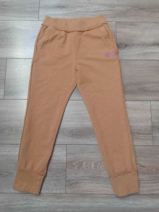 Piękne,musztardowe spodnie dresowe Coccodrillo rozmiar 140 jak nowe