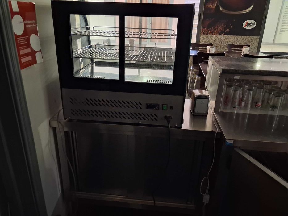 Loja Comercial com Snack-Bar instalado -Trespassar ou Arrendar