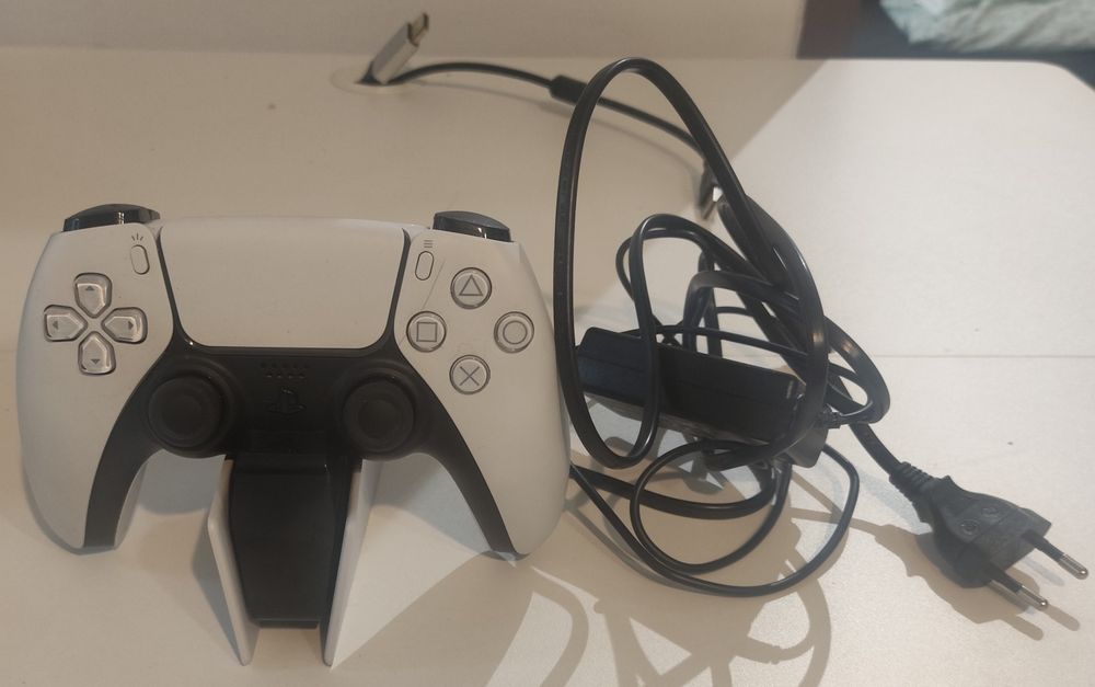 Sprzedam GamePad Dualsense wraz z ładowarką