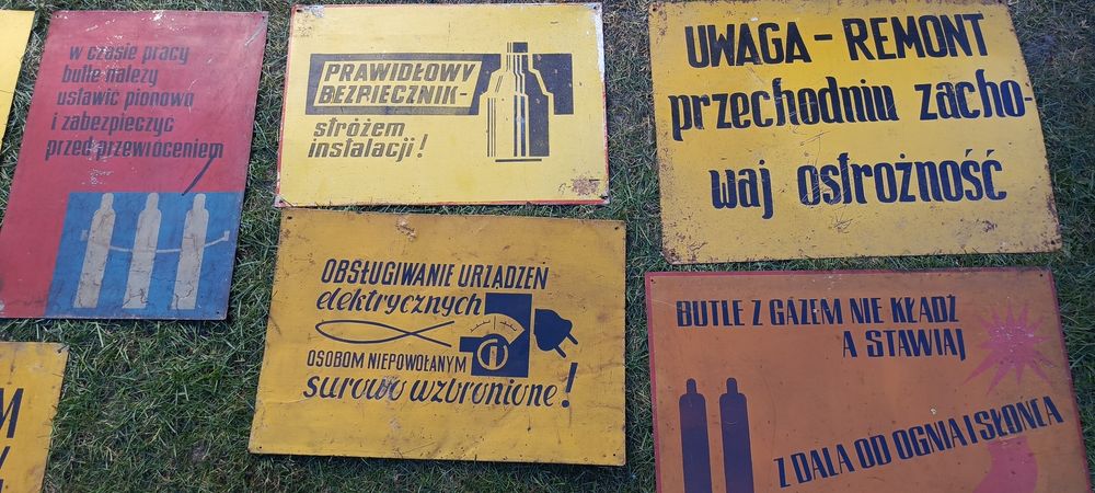 Stara metalowa tablica z PRL-u