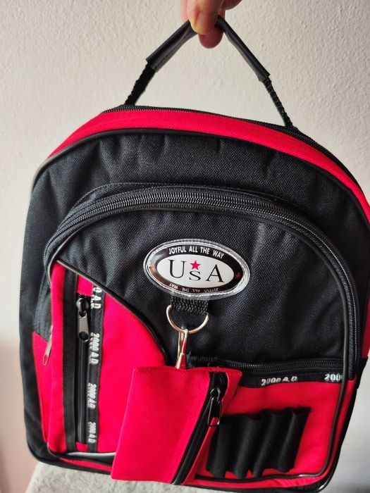 Mochila Escolar/ Infantário, preta e vermelha  com muitos bolsos exteriores e emblema USA