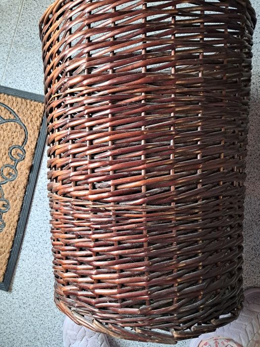 Cesto em vime ideal para pôr lenha ou pinhas