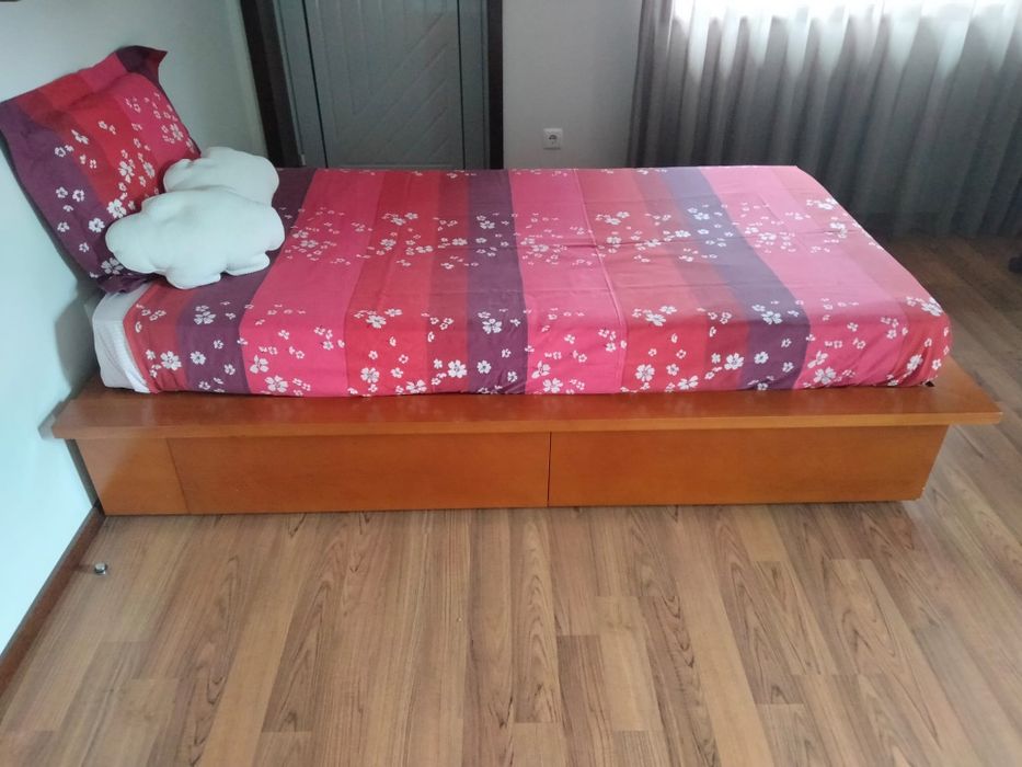 Cama em madeira cerejeira corpo e meio com quatro gavetões