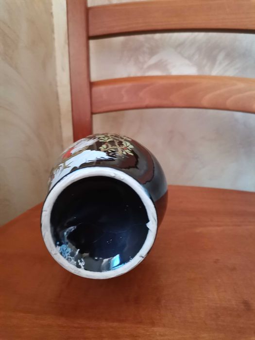 Czarny wazon z kogutem