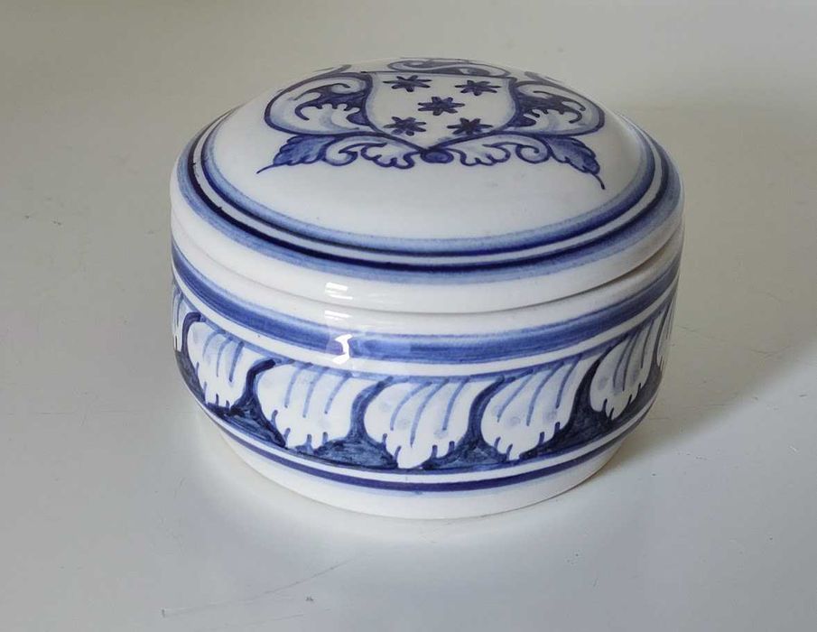 Caixa circular guarda jóias cerâmica réplica séc. XVII pintada à mão