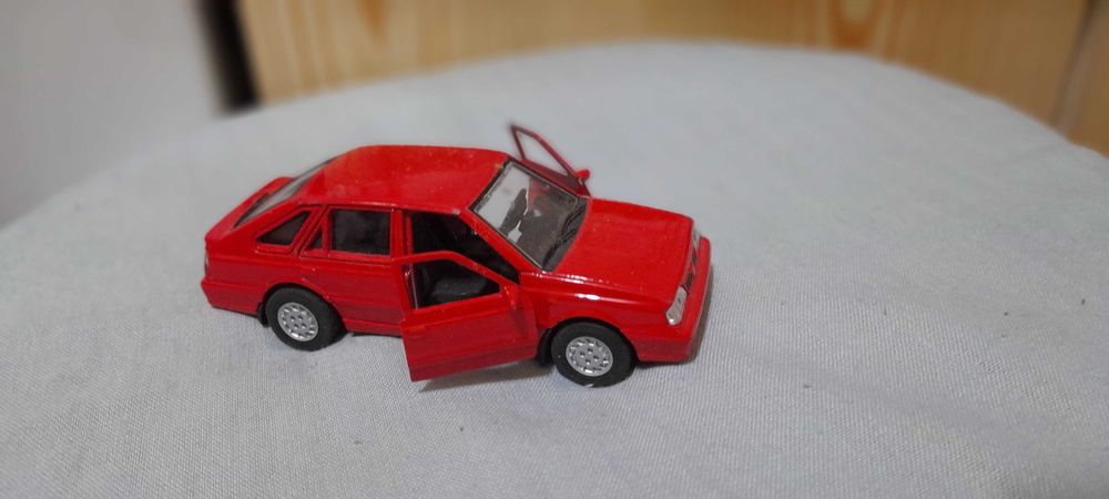 Czerwony samochód metalowy