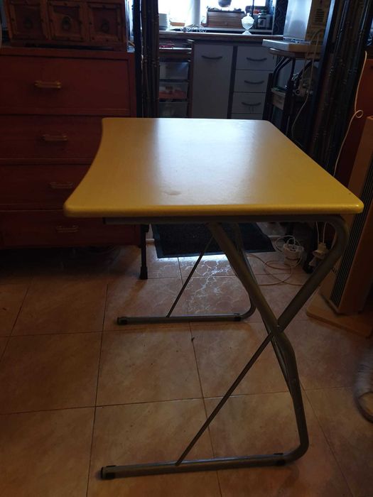 Mesa de Apoio com estrutura metálica e tampo de madeira
