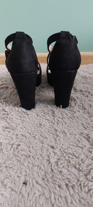 Czarne buty na obcasie i koturnie