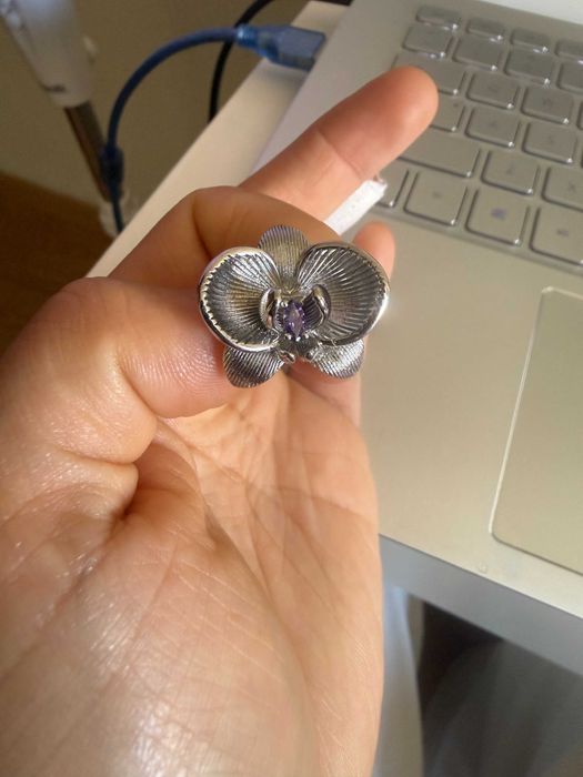 Brincos Phalaenopsis orquídea com gema roxa escovada earrings