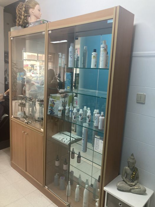 Movel com portas de vidro