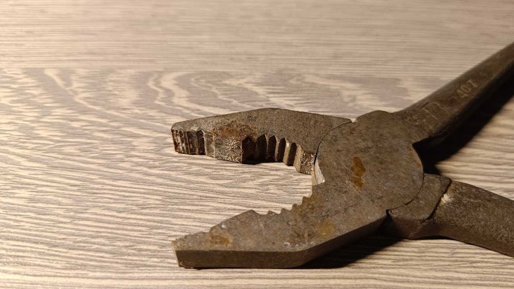 Продам плоскогубцы времен СССР