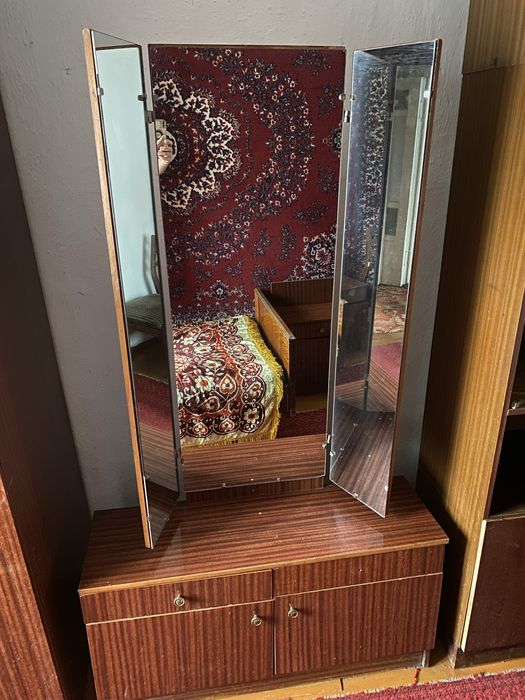 Продам  різні меблі. Шафа, тумби прикроватні, трюмо