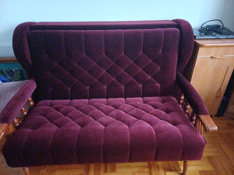 Stylowa bordowa sofa