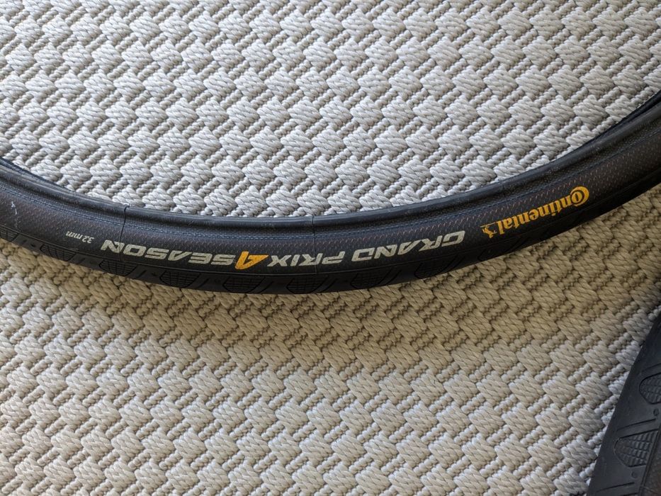 Pneus Continental GP 4 Seasons 32